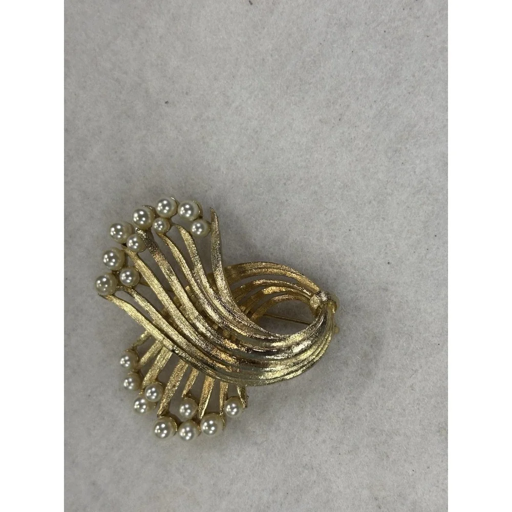 Vintage Lisner Gold Tone Faux Pearl Brooch Pin Classic Glam Occasion Heritage‎